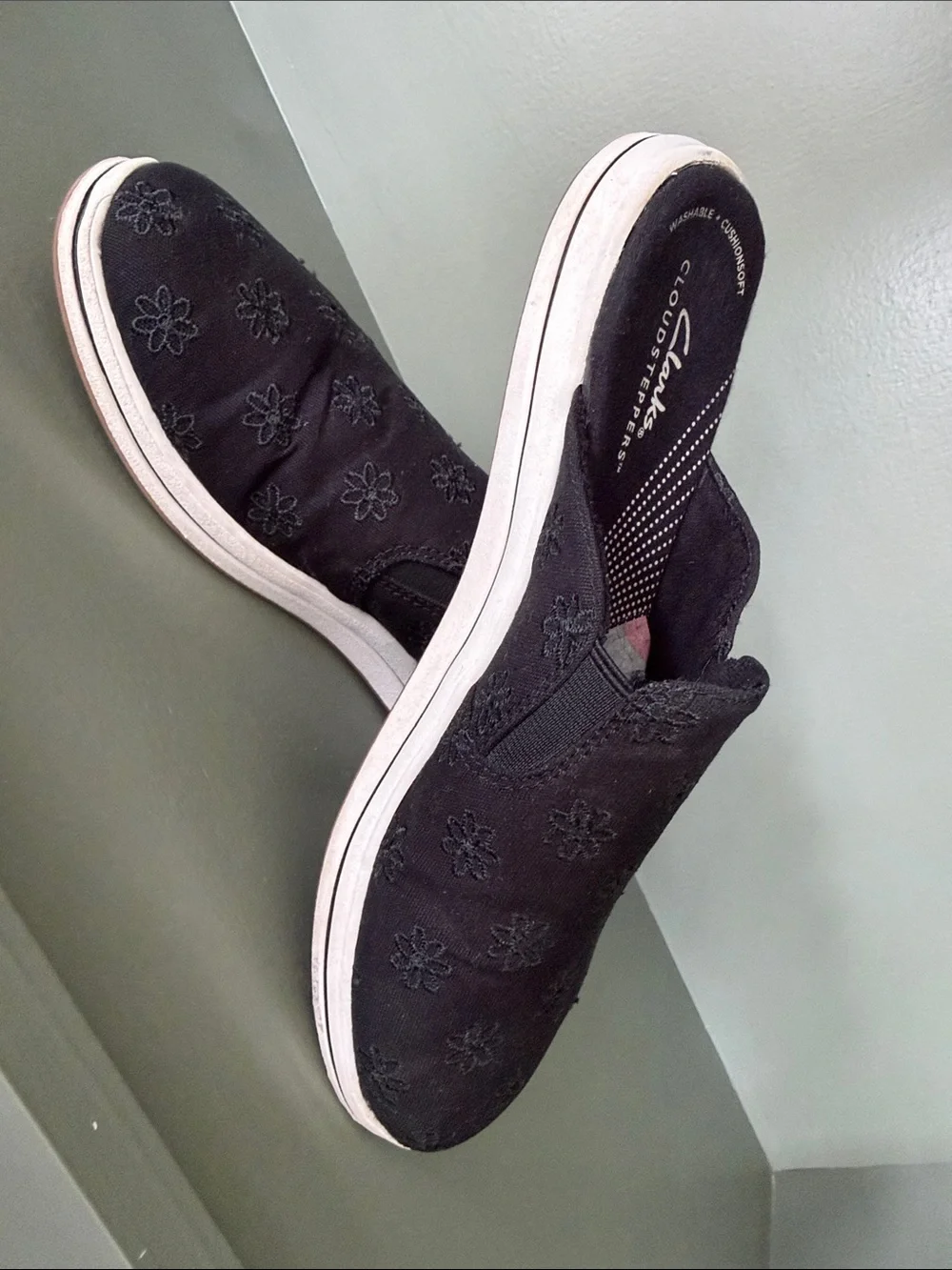 Clarks Cloudsteppers Women’s Black Embroidered Slip-on Mules - Size 8